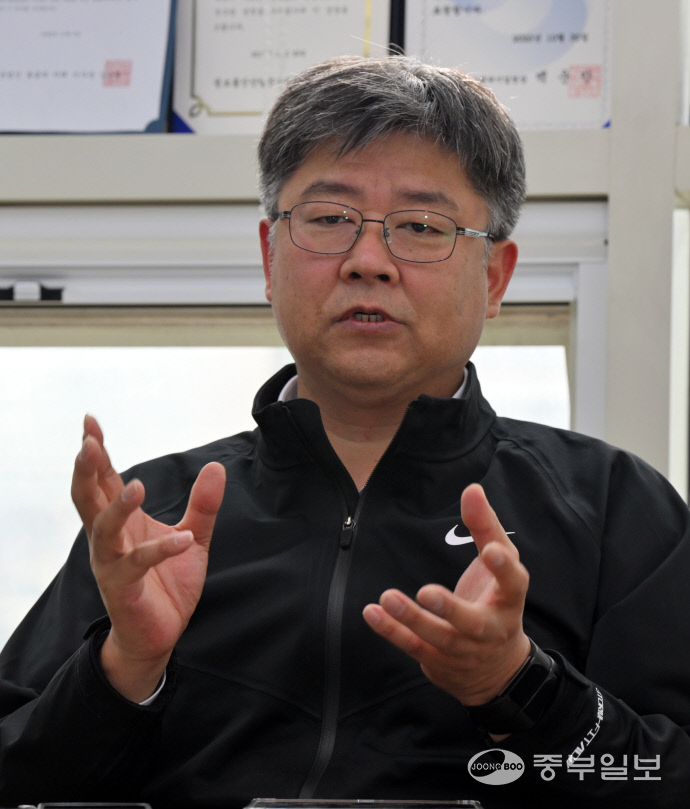 최인주 세이브어스 대표가 중부일보 기자와 인터뷰를 진행하고 있다. 김경민 기자