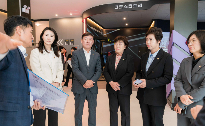 용인시의회 문화복지위원회 위원들이 22일 장애인 가상현실 스포츠체험센터를 방문해 관계자로부터 설명을 듣고 있다. 왼쪽 두번째부터 박은선, 황재욱, 김상수, 황미상, 이윤미 의원. 사진=용인시의회