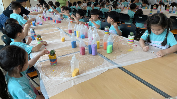 지난해 한 어린이 체험단이 테라리움 만들기를 체험하는 모습. 사진=용인특례시