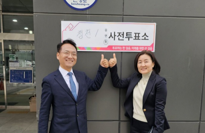박선원(왼쪽) 민주당 부평구을 후보는 오전 청천1동 사전투표소에서 투표를 마친 뒤, 인증사진을 찍고 있다. 사진=박선원 후보 캠프 페이스북