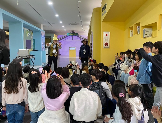 평택시농업기술센터가 마술과 구연동화를 연계한 농업해설프로그램을 도입해 운영하고 있는 모습. 사진=평택시청