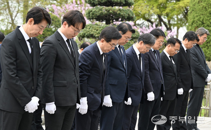 제22대 국회의원 선거 더불어민주당 인천지역 당선인들과 선대위 위원장등 지역의원들이 11일 인천시 미추홀구 수봉공원 현충탑에서 참배하고 있다. 정선식기자