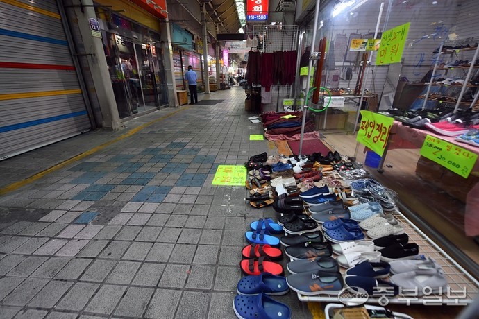소상공인시장진흥공단이 전통시장 활성화 및 고객 확보를 위해 부심하는 가운데 수원시 한 재래시장이 썰렁한 모습을 보이고 있다. 중부일보DB