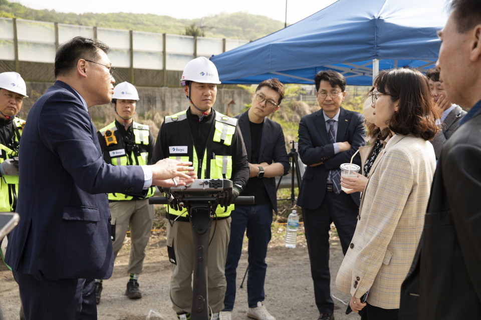 지난 17일, 의왕시는 국토교통부와 협력해 청계동에 위치한 상수도 및 하수도 시설 측량작업 현장을 합동 점검했다. 사진=의왕시
