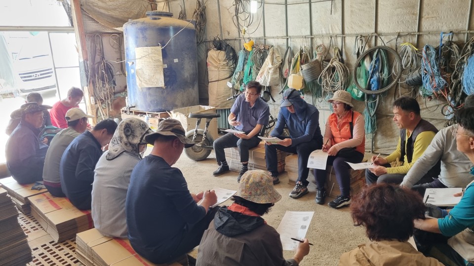 이천시는 2024년 농작업 안전편이장비 보급 시범사업에 참여하는 채소연구회 회원 16명을 대상으로 지난 4월 17일 ‘참여형 농작업 환경개선(PAOT) 교육’을 추진했다. 사진=이천시