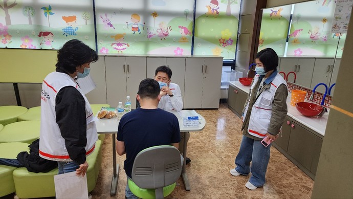 지난 21일  ‘찾아가는 취약계층 무료진료’ 봉사 진행 현장. 사진=화성시