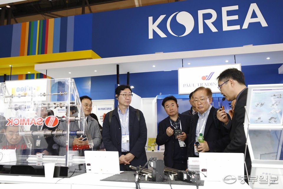 정명근 화성시장을 비롯한 화성시 참관단이 지난 22일 2024 하노버 산업박람회를 방문하고 참가 기업으로부터 제품에 대한 설명을 듣고 있다. 신창균 기자