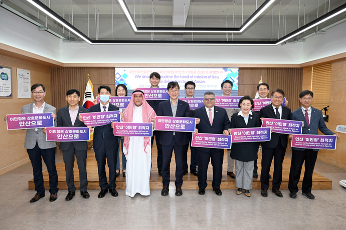 이민근 안산시장이 지난 29일 안산시를 찾은 모하메드 무스타파 주마 알문타페키 주한 이라크 공관장과 무함마드 수바 칸 주한파키스탄 투자영사와 기념촬영을 하고 있다.