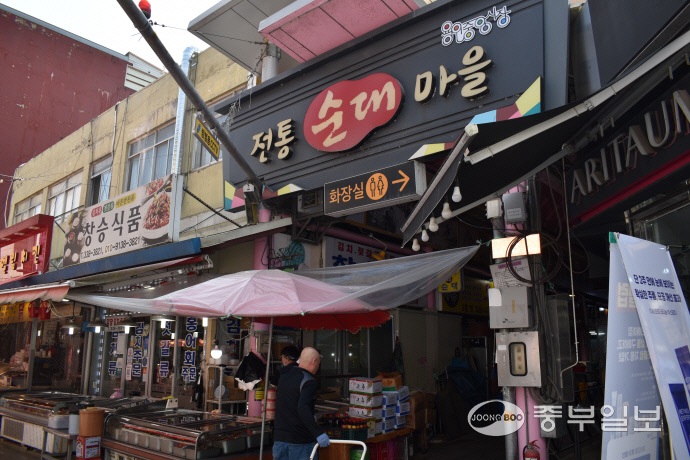 용인중앙시장의 순대골목 입구. 이성관 기자