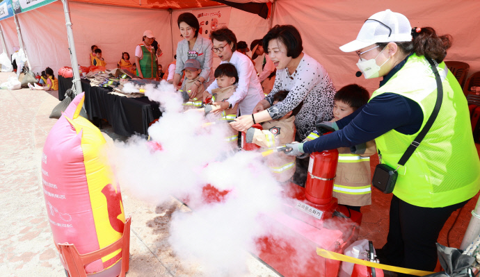 신계용 과천시장이 지난해 진행된 과천시 어린이 안전축제에 참여해 어린이들과 소화기를 직접 체험해 보고있다.사진=과천시청