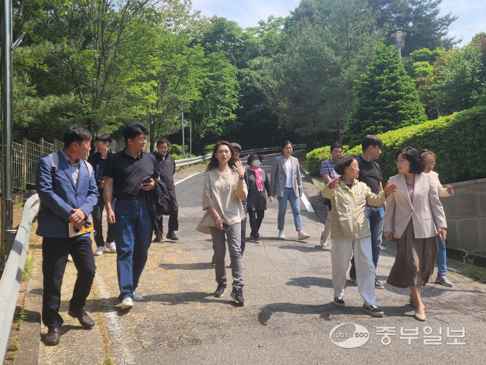 김병민 용인시의회 의원이 9일 지역 주민, 시 공무원, 마성초 관계자 등과 마성초 인근 보행 환경을 합동 점검하고 있다. 사진=용인시의회