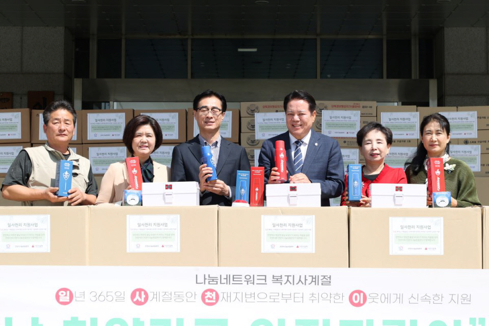 최대호 안양시장(가운데 오른쪽)이 10일 저소득 재난 취약계층 대상 ‘일사천리 지원사업’ 자연재해 피해 예방물품 전달식에 함께하고 있다. 사진=안양시청