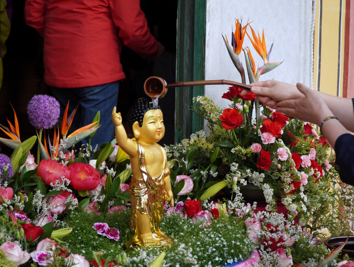 큰법당 앞에서 아기부처를 씻기는 관불식이 치러졌다