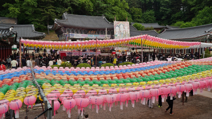 청풍루에서 바라본 부처님 오신 날의 큰법당 풍경 (1)