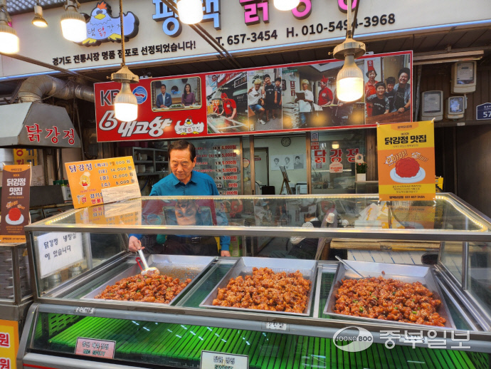 평택닭강정 권태주 대표가 닭강정을 휘젓고 있다.