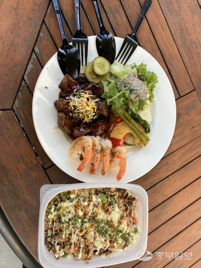 불독스테이크 슈림프스테이크와 필라프.