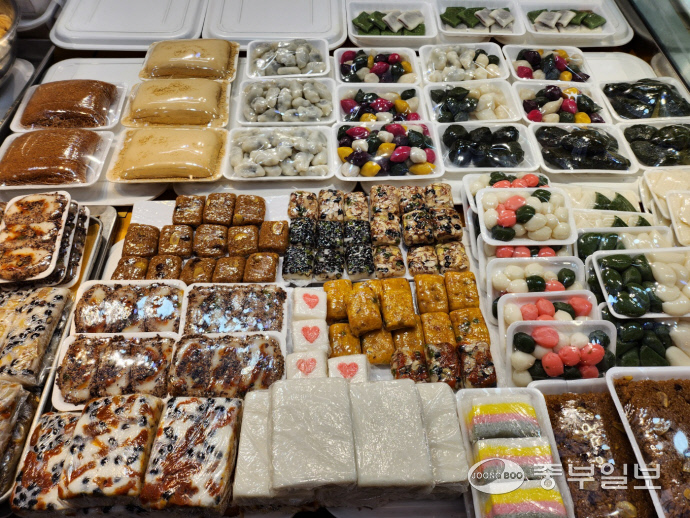 평택떡집 진열대에 수십가지의 떡들이 진열돼 있다.