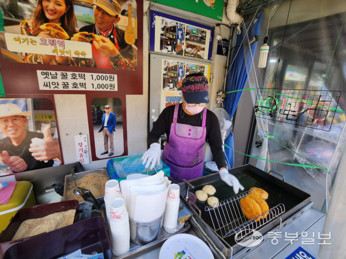 호떡역 김복녀 사장이 호떡을 굽고 있다.