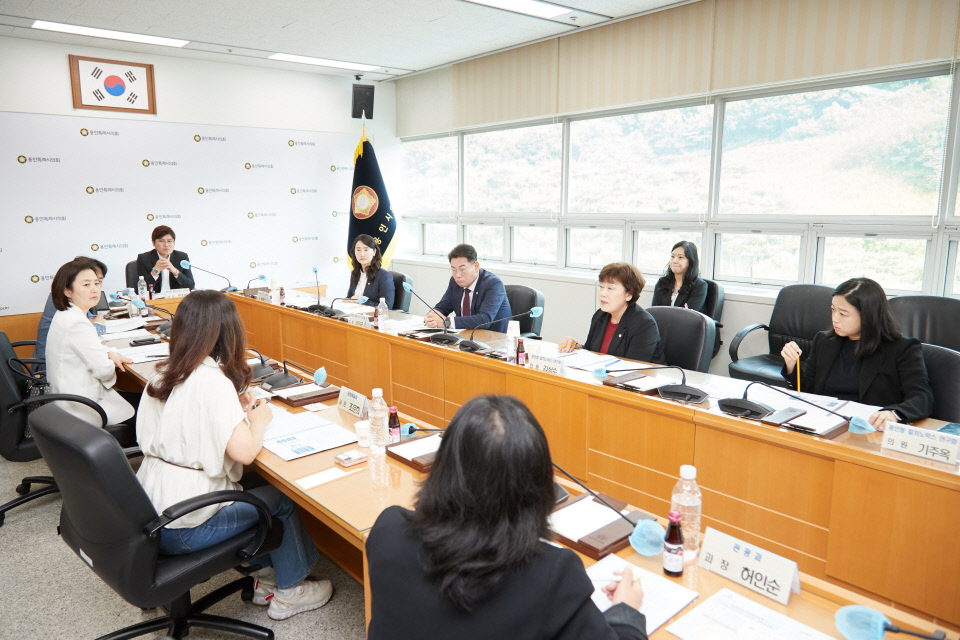 용인특례시의회 의원연구단체 용인형 컬처노믹스 연구회가 24일 오전 의회 대회의실에서 ‘용인형 컬처노믹스 창출방안 연구 용역’에 대한 착수보고회를 개최했다. 사진=용인특례시의회