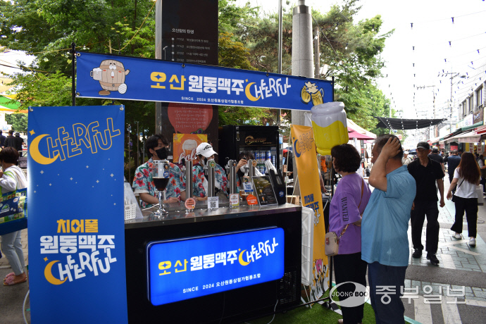 지난 24일 제11회 야맥축제에 처음으로 참가한 오산원동상점가협동조합의 오산원동맥주 부스를 방문객들이 둘러보고 있다. 이성관 기자