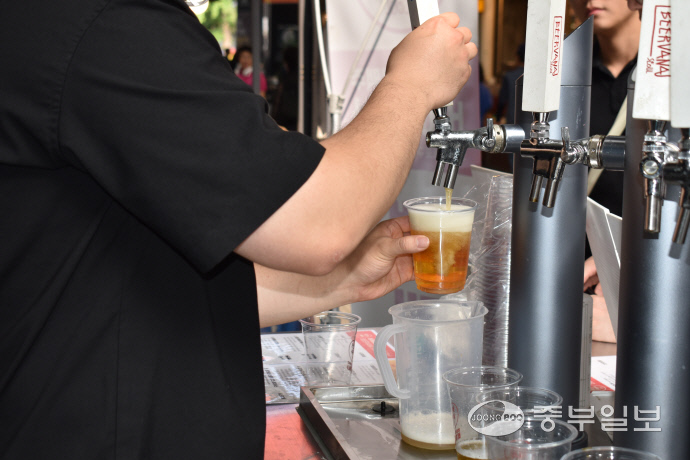 지난 24일 제11회 야맥축제에 참가한 비어바나 생맥주 부스에서 생맥주를 판매하고 있다. 이성관 기자