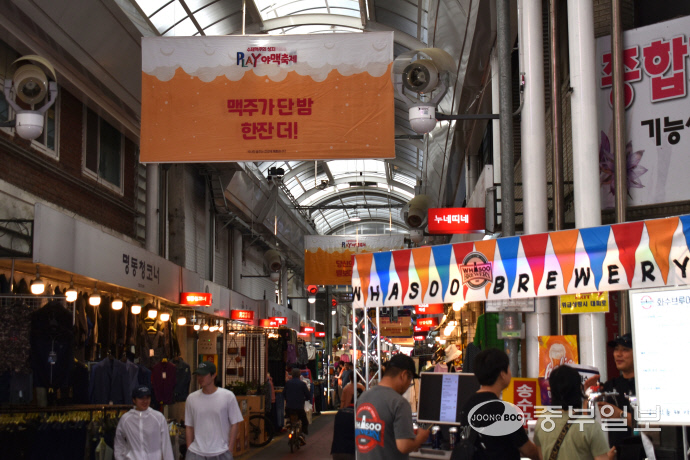 지난 24일 제11회 야맥축제가 열린 오산 오색시장 거리. 이성관 기자