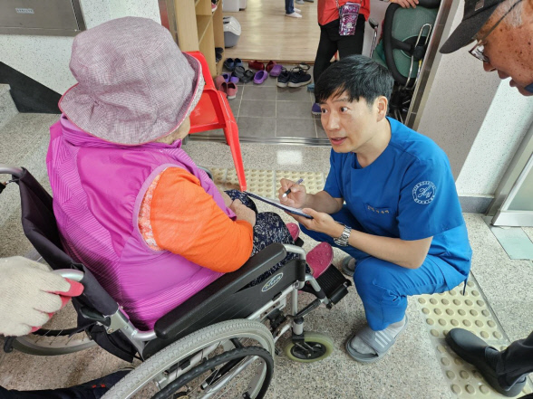 옹진군 1섬-1주치 사업에 참여하는 인천 현대유비스병원 의료진이 노인의 건강 상태를 점검하고 있다. 사진=옹진군청