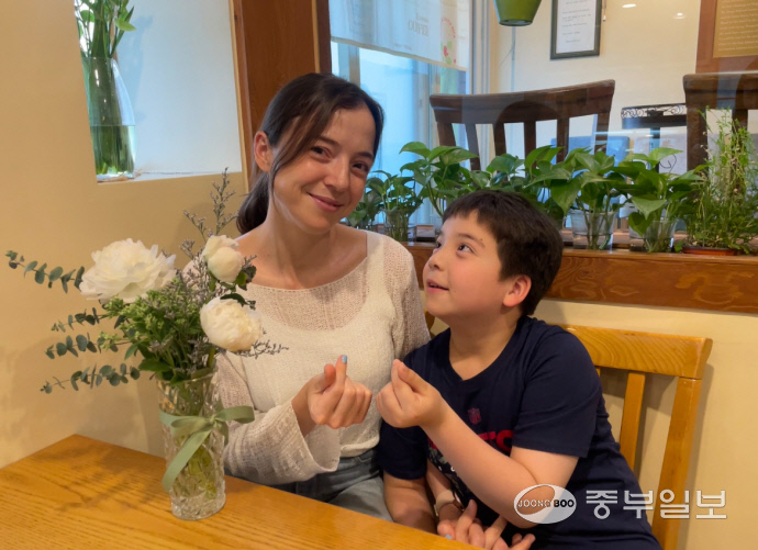 27일 한 카페에서 키르기스스탄 출신의 영주권자 홍안나(37·여) 씨가 인터뷰 후 자신의 셋째 아들과 대화를 나누고 있다. 윤수민 인턴기자