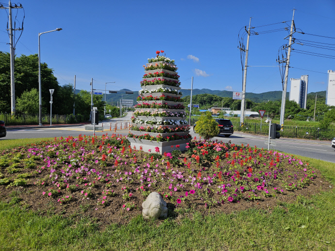 사계절 식재형 꽃탑 형태인 ‘탑플로라’ 기법으로 책임관리제가 시행되고 있는 남양평 IC앞 회전교차로. 사진=양평군청