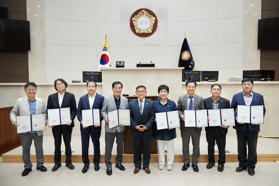 용인특례시의회는 2023회계연도 결산검사위원을 선임하고 1일 위촉장을 교부했다. 사진=용인특례시의회