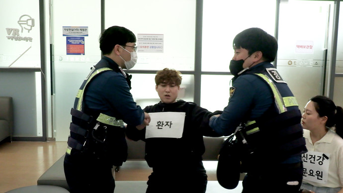 안산시는 지난 30일 단원보건소에서 정신질환 자·타해 사고 대응 역량 강화를 위한 민·관·경 합동 모의 훈련을 진행했다. 사진=안산시청