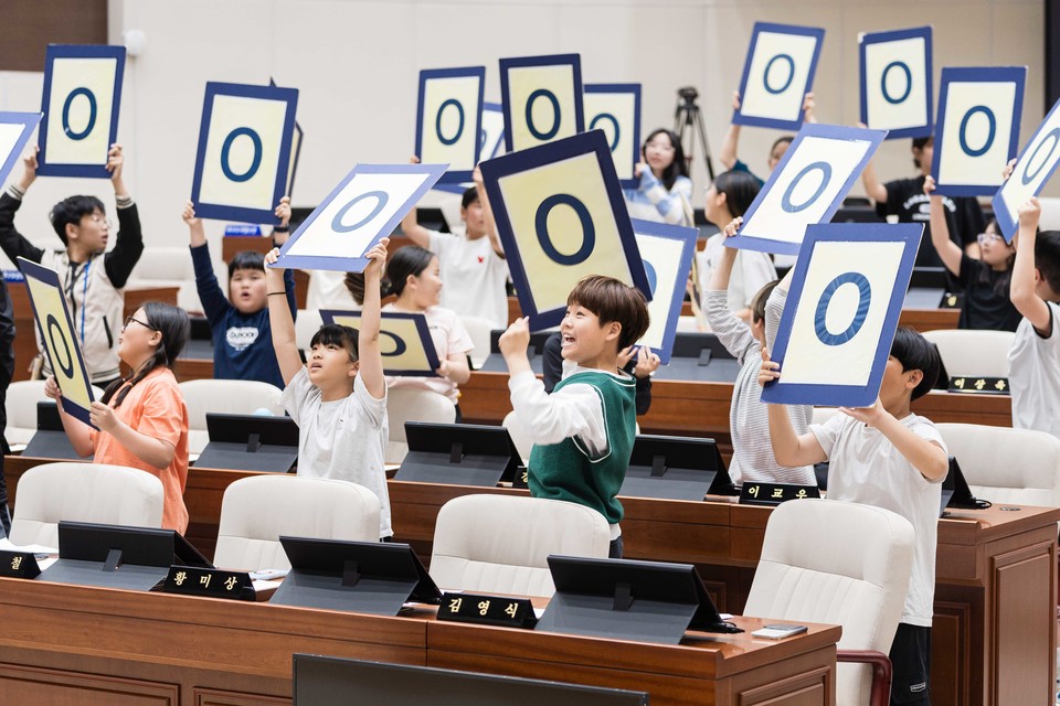 용인특례시의회에서 운영하는 '청소년 지방자치아카데미'에 2일 왕산초등학교 학생자치회 26명이 참여했다. 사진=용인특례시의회