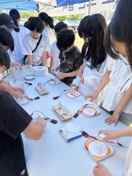 수원 금호초등학교 5~6학년 학생들이 ‘과학문화축제의날’ 행사를 하면서 ‘전기로 쓰는 글씨’ 프로그램을 진행하고 있다. 사진=금호초교