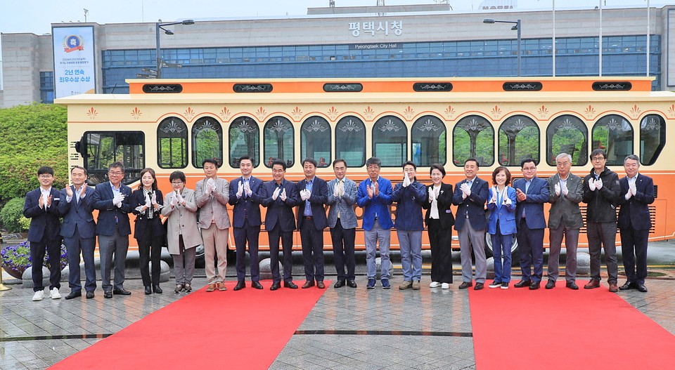 평택시가 7일 시청 앞 분수광장에서 시티투어용 트롤리 버스 운행 축하 행사를 갖고 있다. 사진=평택시청