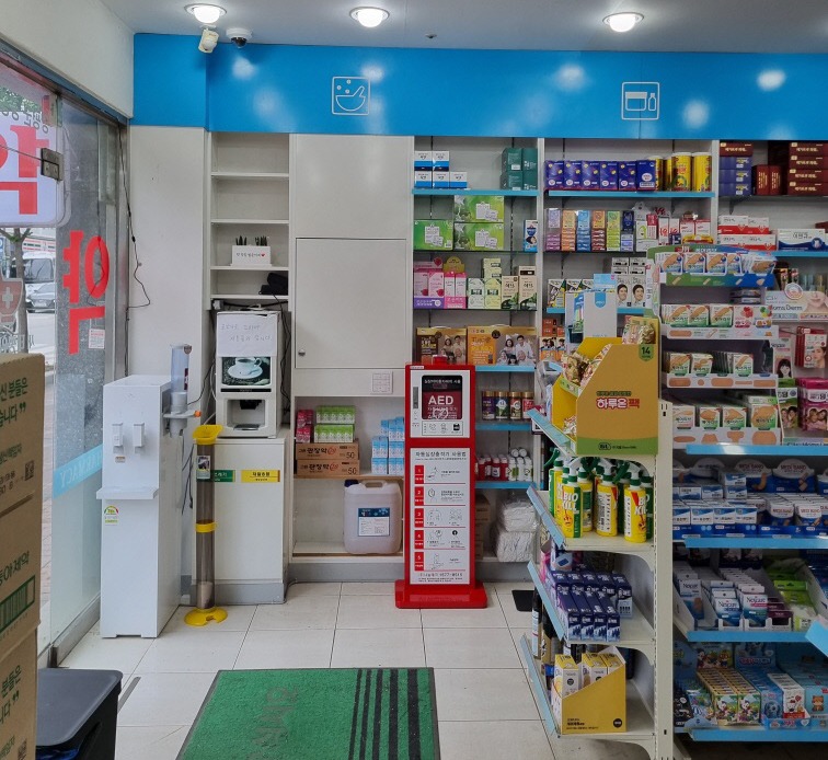 양평군이 심장 응급환자를 위해 공공심야약국인 새태평양약국내에 설치한 자동심장충격기(AED) 모습. 사진=양평군