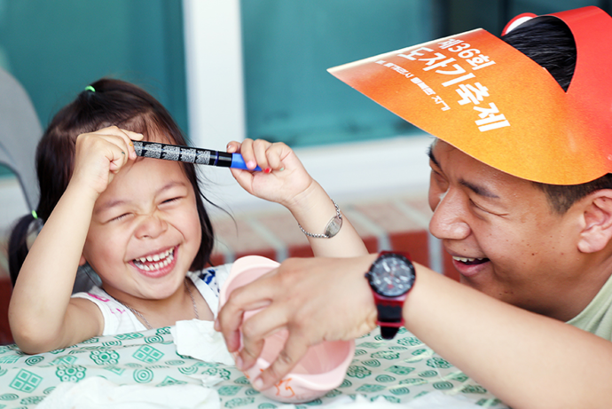 도자체험행사를 즐기는 어린이. 사진=여주시