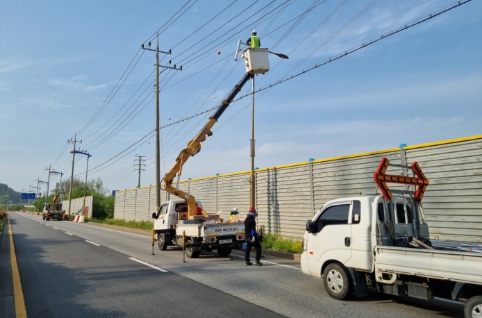 파주시는 오는 9월 말까지 관내 노후되고 낡은 가로등을 발광 다이오드(LED) 가로등으로 교체할 계획이다. 사진=파주시