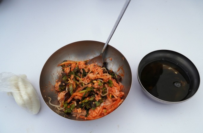 부처님 오신 날 공양은 비빔밥과 미역국, 절편이 나왔다