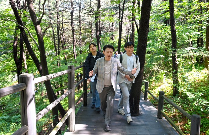 김동근 시장이 5월 16일 전국 최초의 순환형 무장애 산책로인 ‘안산 자락길’을 견학하고 있다. 사진=의정부시