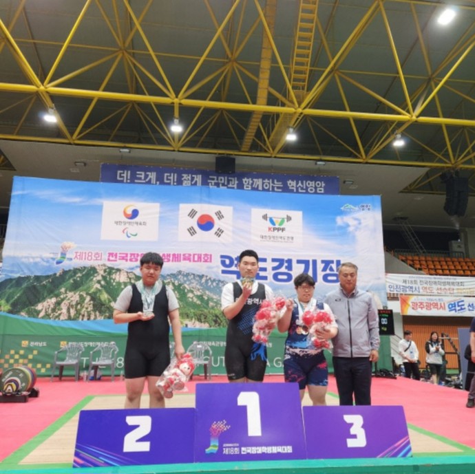16일 전남 목포종합경기장에서 열린 제18회 전국장애학생체육대회에서 역도 남자 -90kg급 금메달을 획득한 주찬(좌측 두번째)이 기념 촬영을 하고 있다. 사진=인천시장애인체육회