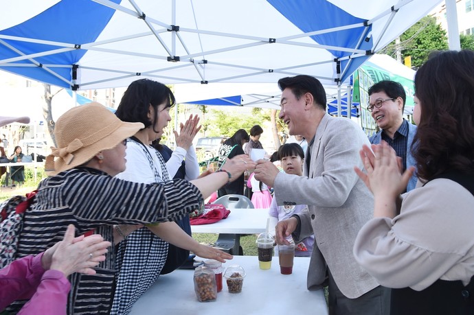 김동근 시장이 5월 18일 ‘송산1동 주민축제’에 참석해 주민들과 소통하고 있다. 사진=의정부시