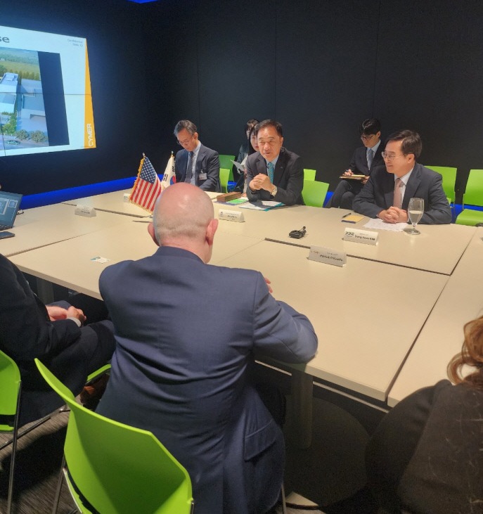 정장선 시장이 미국 반도체 관련 기업에 방문해 기업 측의 투자설명을 듣고 있다. 사진=평택시청