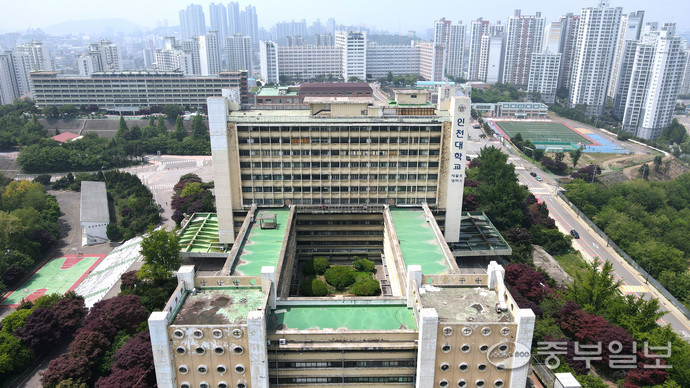 21일 흉물이 된 인천시 미추홀구 인천대학교 제물포캠퍼스 주변에 아파트 단지들이 들어서고 있다. 정선식기자