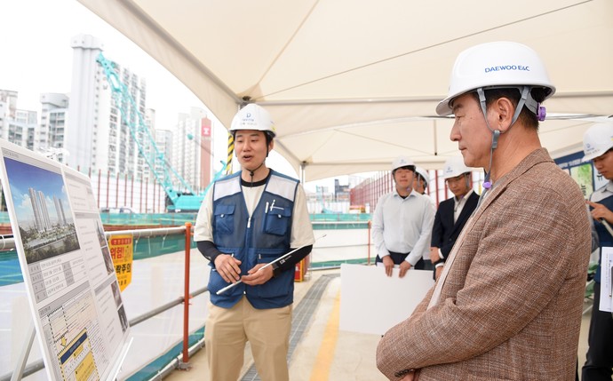 김동근 시장이 5월 20일 관내 아파트 건설공사 현장을 방문해 현황을 파악하고 있다. 사진=의정부시