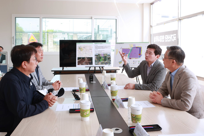 이상일 용인특례시장이 지난 4월 27일 박상우 국토교통부장관_ 이한준 한국토지주택공사 사장과 만나 '용인 첨단시스템반도체 국가산업단지' 현안을 점검했다. 사진=용인특례시