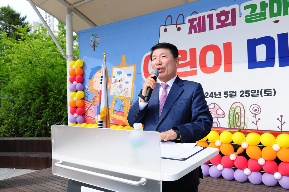 지난 25일 구리시, '제1회 갈매사랑 어린이 미술대회'에 참석한 백경현 구리시장 사진=구리시