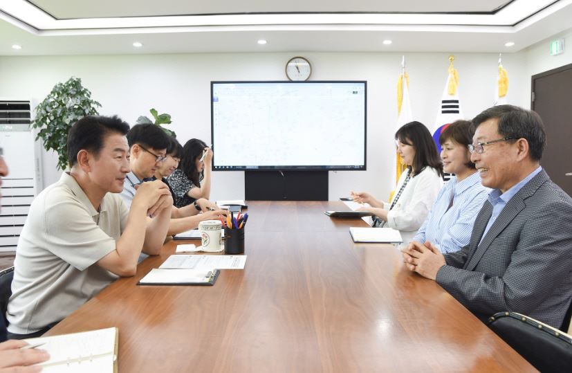 의정부시는 김동근 시장이 5일 시장실에서 의정부시 가족센터 종사자들과 소통 간담회를 가졌다. 사진=의정부시