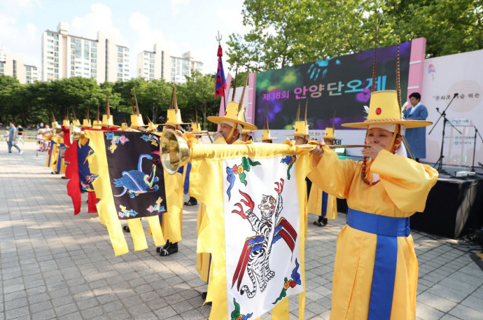 8일 오후 2시 평촌중앙공원에서 열린 ‘제38회 안양단오제’ 행사에서 취타대 공연이 진행 중인 모습. 사진=안양시청