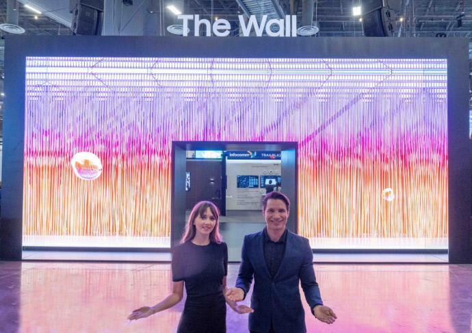인포콤 2024 삼성 부스 입구에는 삼성전자의 마이크로 LED 기반의 모듈러 디스플레이 ‘더 월(The Wall)’을 활용한 420형 크기의 초대형 미디어 파사드가 관람객을 맞이하고 있다. 사진=삼성전자