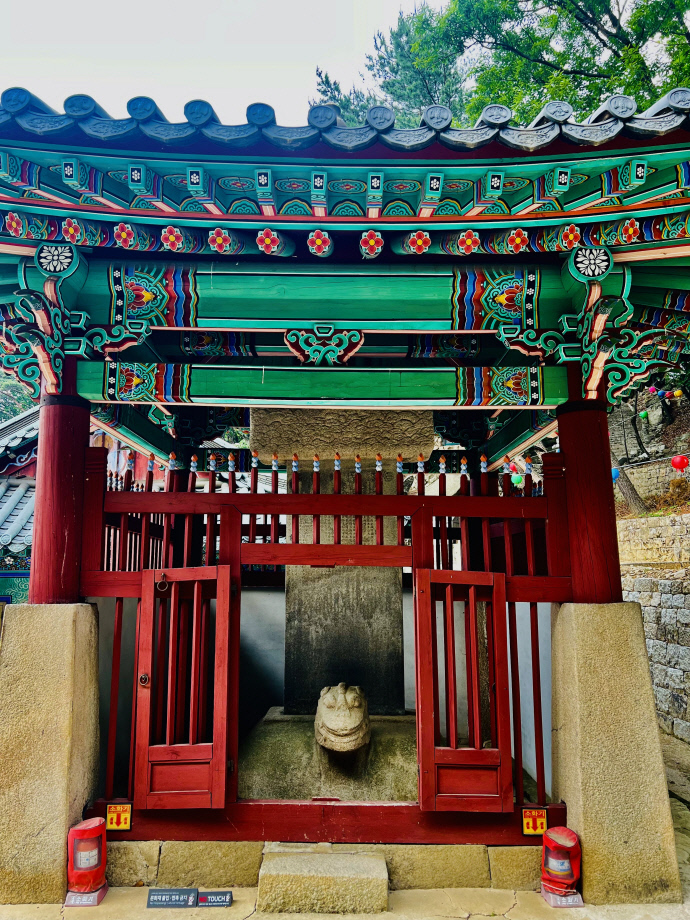 전각 안에 위치한 태고사 원증국사탑비